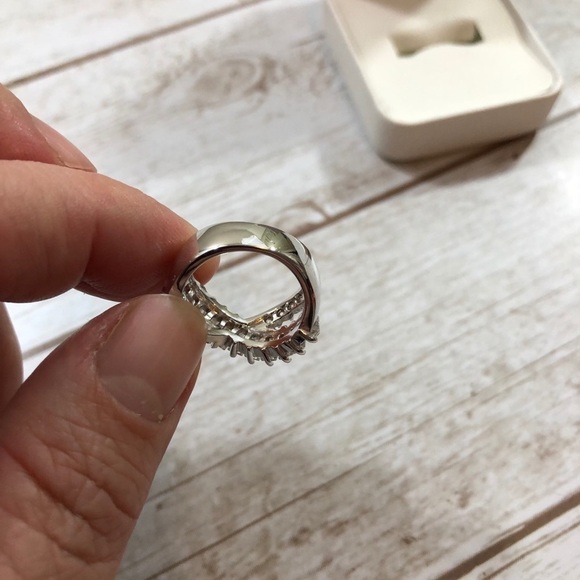 VICTORIA TOWNSEND Cubic Zirconia Crossover Infinity Ring Sz 5 - Picture 8 of 9
